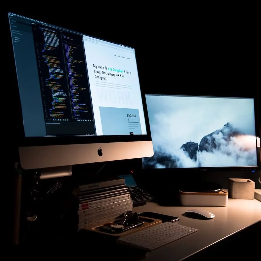 Two screens representing on the one hand the backend and on the other hand a frontend of a website